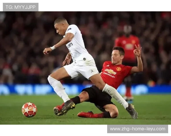 姆巴佩被拍进健身房深蹲到天亮，努力照感动人