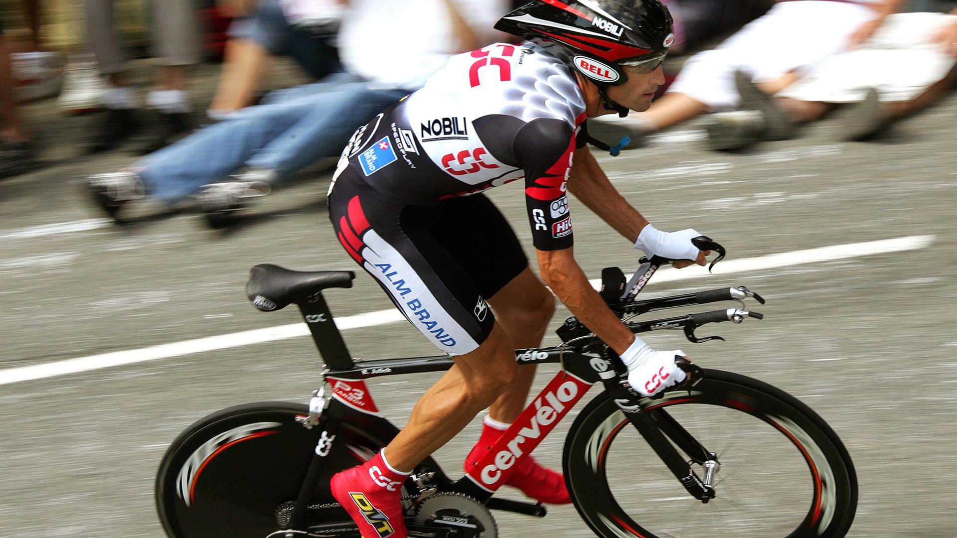 “水上救生:三叉湖游泳馆上演紧张刺激的竞技救援”