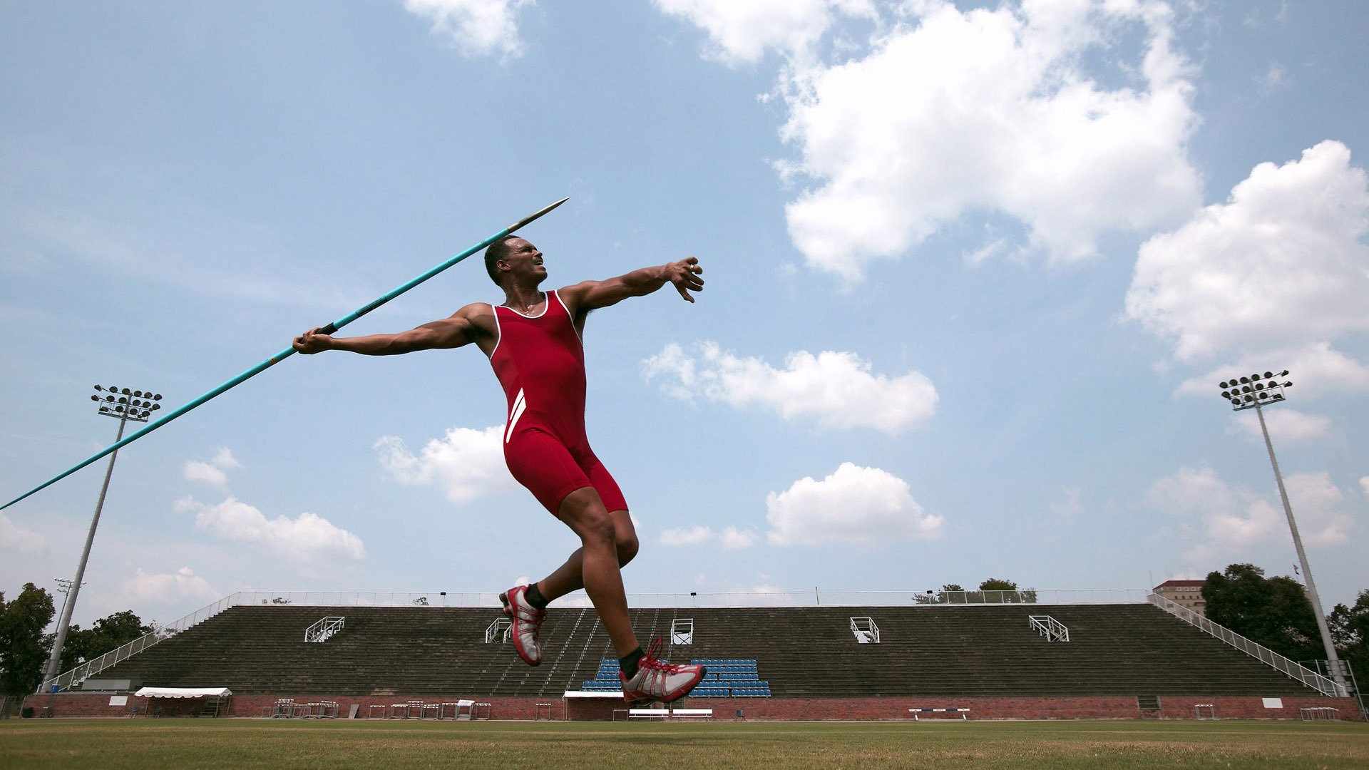 中国足球国家队集训期间饮食管理与营养团队建设，国足球员参加训练